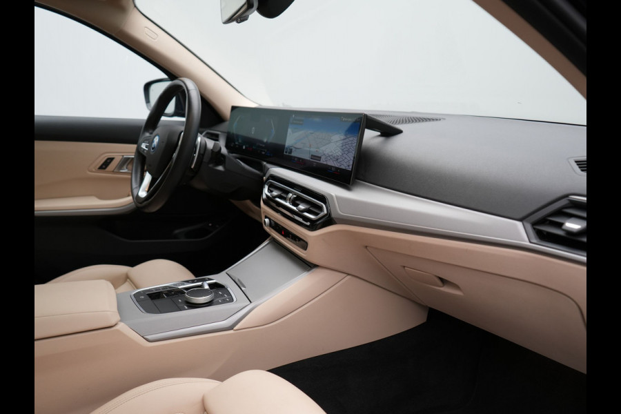BMW 3 Serie Touring 320e xDrive PHEV 204pk Dealer O.H. | Trekhaak Af Fabriek | Panodak | Adaptive Cruise | Camera | Lederen Sportstoelen Memory & Verwarmd | Widescreen Navi | Blis | Apple Carplay | DAB | Iconic Glow Grille | Plug In Hybrid |