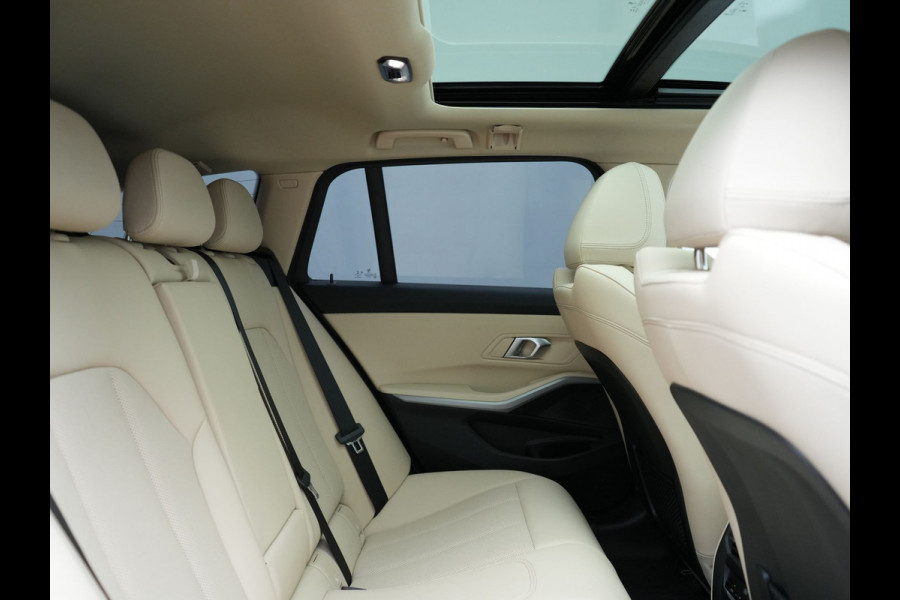 BMW 3 Serie Touring 320e xDrive PHEV 204pk Dealer O.H. | Trekhaak Af Fabriek | Panodak | Adaptive Cruise | Camera | Lederen Sportstoelen Memory & Verwarmd | Widescreen Navi | Blis | Apple Carplay | DAB | Iconic Glow Grille | Plug In Hybrid |