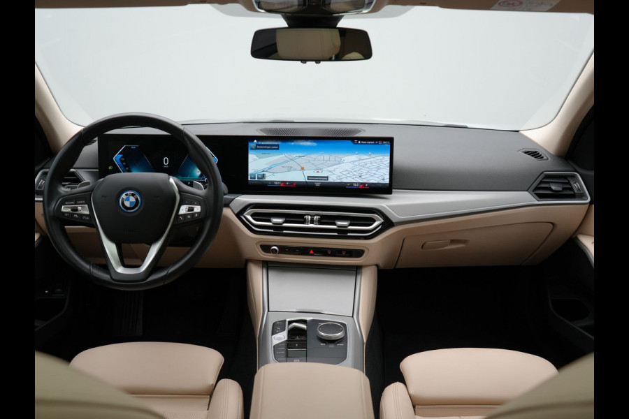 BMW 3 Serie Touring 320e xDrive PHEV 204pk Dealer O.H. | Trekhaak Af Fabriek | Panodak | Adaptive Cruise | Camera | Lederen Sportstoelen Memory & Verwarmd | Widescreen Navi | Blis | Apple Carplay | DAB | Iconic Glow Grille | Plug In Hybrid |