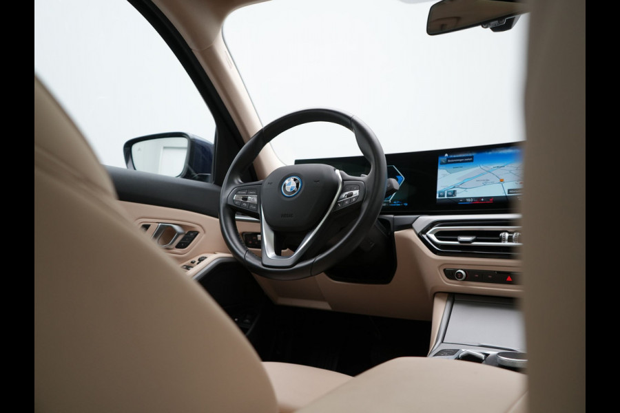 BMW 3 Serie Touring 320e xDrive PHEV 204pk Dealer O.H. | Trekhaak Af Fabriek | Panodak | Adaptive Cruise | Camera | Lederen Sportstoelen Memory & Verwarmd | Widescreen Navi | Blis | Apple Carplay | DAB | Iconic Glow Grille | Plug In Hybrid |
