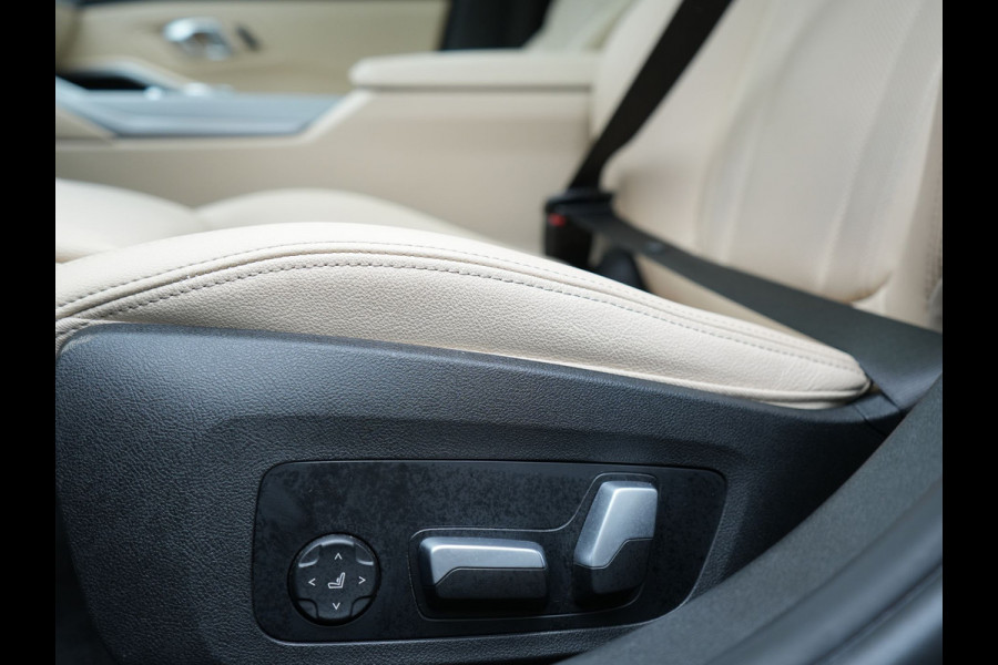 BMW 3 Serie Touring 320e xDrive PHEV 204pk Dealer O.H. | Trekhaak Af Fabriek | Panodak | Adaptive Cruise | Camera | Lederen Sportstoelen Memory & Verwarmd | Widescreen Navi | Blis | Apple Carplay | DAB | Iconic Glow Grille | Plug In Hybrid |