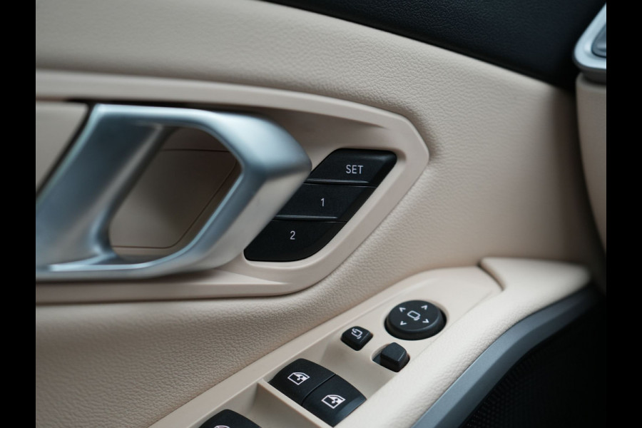 BMW 3 Serie Touring 320e xDrive PHEV 204pk Dealer O.H. | Trekhaak Af Fabriek | Panodak | Adaptive Cruise | Camera | Lederen Sportstoelen Memory & Verwarmd | Widescreen Navi | Blis | Apple Carplay | DAB | Iconic Glow Grille | Plug In Hybrid |