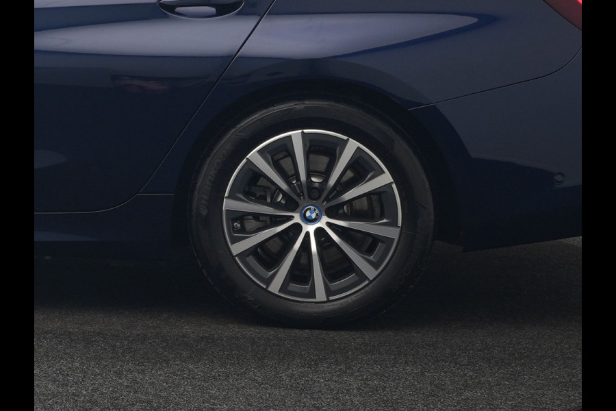 BMW 3 Serie Touring 320e xDrive PHEV 204pk Dealer O.H. | Trekhaak Af Fabriek | Panodak | Adaptive Cruise | Camera | Lederen Sportstoelen Memory & Verwarmd | Widescreen Navi | Blis | Apple Carplay | DAB | Iconic Glow Grille | Plug In Hybrid |