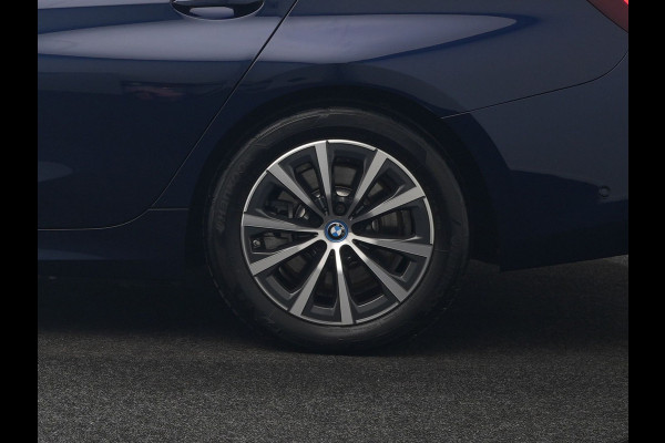 BMW 3 Serie Touring 320e xDrive PHEV 204pk Dealer O.H. | Trekhaak Af Fabriek | Panodak | Adaptive Cruise | Camera | Lederen Sportstoelen Memory & Verwarmd | Widescreen Navi | Blis | Apple Carplay | DAB | Iconic Glow Grille | Plug In Hybrid |