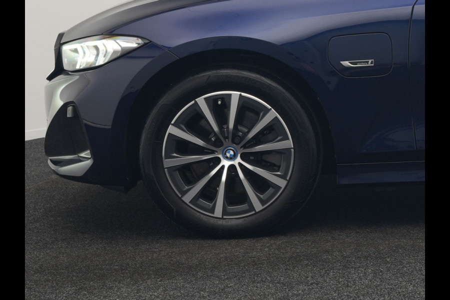 BMW 3 Serie Touring 320e xDrive PHEV 204pk Dealer O.H. | Trekhaak Af Fabriek | Panodak | Adaptive Cruise | Camera | Lederen Sportstoelen Memory & Verwarmd | Widescreen Navi | Blis | Apple Carplay | DAB | Iconic Glow Grille | Plug In Hybrid |