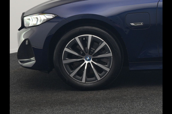 BMW 3 Serie Touring 320e xDrive PHEV 204pk Dealer O.H. | Trekhaak Af Fabriek | Panodak | Adaptive Cruise | Camera | Lederen Sportstoelen Memory & Verwarmd | Widescreen Navi | Blis | Apple Carplay | DAB | Iconic Glow Grille | Plug In Hybrid |