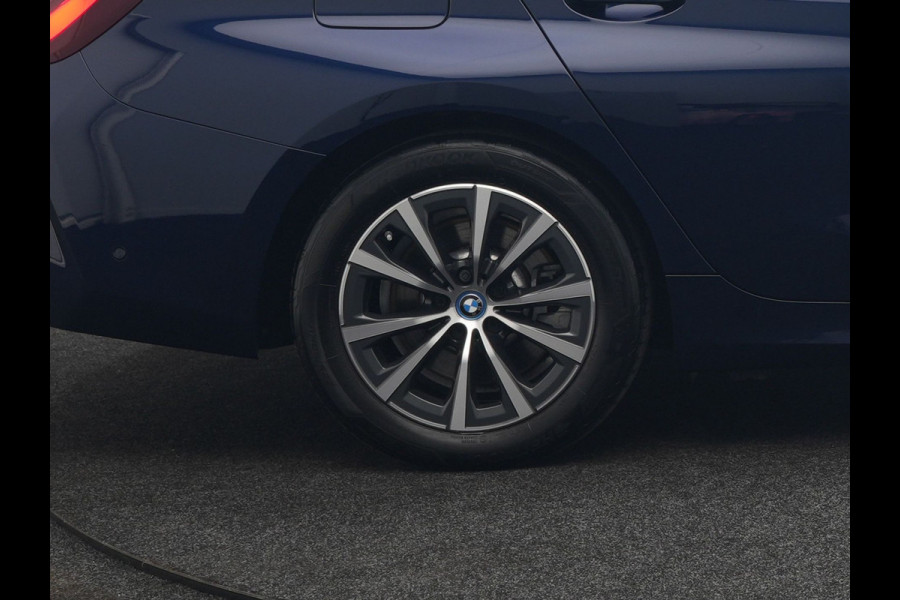 BMW 3 Serie Touring 320e xDrive PHEV 204pk Dealer O.H. | Trekhaak Af Fabriek | Panodak | Adaptive Cruise | Camera | Lederen Sportstoelen Memory & Verwarmd | Widescreen Navi | Blis | Apple Carplay | DAB | Iconic Glow Grille | Plug In Hybrid |