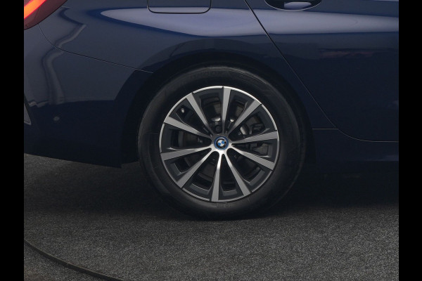 BMW 3 Serie Touring 320e xDrive PHEV 204pk Dealer O.H. | Trekhaak Af Fabriek | Panodak | Adaptive Cruise | Camera | Lederen Sportstoelen Memory & Verwarmd | Widescreen Navi | Blis | Apple Carplay | DAB | Iconic Glow Grille | Plug In Hybrid |