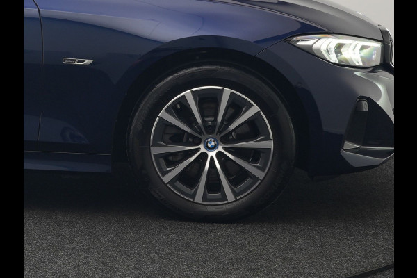 BMW 3 Serie Touring 320e xDrive PHEV 204pk Dealer O.H. | Trekhaak Af Fabriek | Panodak | Adaptive Cruise | Camera | Lederen Sportstoelen Memory & Verwarmd | Widescreen Navi | Blis | Apple Carplay | DAB | Iconic Glow Grille | Plug In Hybrid |