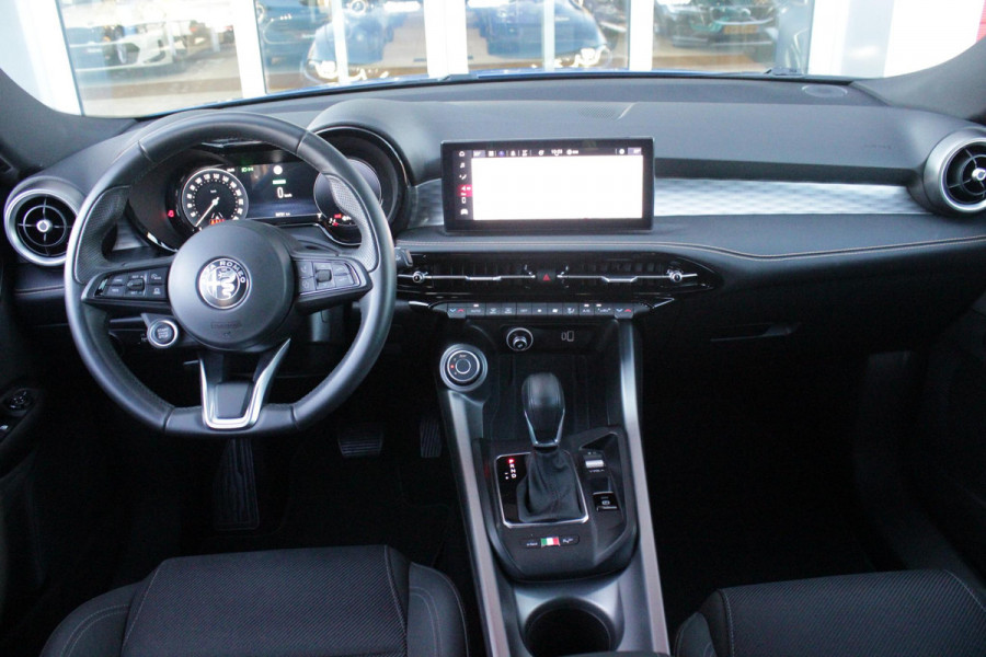 Alfa Romeo Tonale 1.3T 280PK PHEV Ti FULL LED KOPLAMPEN | WBR 18" DIAMOND CUT LICHTMETALEN VELGEN | CLIMATE CONTROL | NAVIGATIE | DRAADLOZE APPLE CARPLAY/ANDROID AUTO | ADAPTIVE CRUISE CONTROL | ELEKTRISCH BEDIENBARE ACHTERKLEP | DRAADLOZE TELEFOONLADER | KEYLESS ENTRY/START | PARKEERSENSOREN VOOR + ACHTER | ACHTERUITRIJ CAMERA |