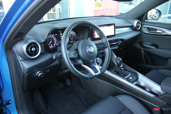 Alfa Romeo Tonale 1.3T 280PK PHEV Ti FULL LED KOPLAMPEN | WBR 18" DIAMOND CUT LICHTMETALEN VELGEN | CLIMATE CONTROL | NAVIGATIE | DRAADLOZE APPLE CARPLAY/ANDROID AUTO | ADAPTIVE CRUISE CONTROL | ELEKTRISCH BEDIENBARE ACHTERKLEP | DRAADLOZE TELEFOONLADER | KEYLESS ENTRY/START | PARKEERSENSOREN VOOR + ACHTER | ACHTERUITRIJ CAMERA |
