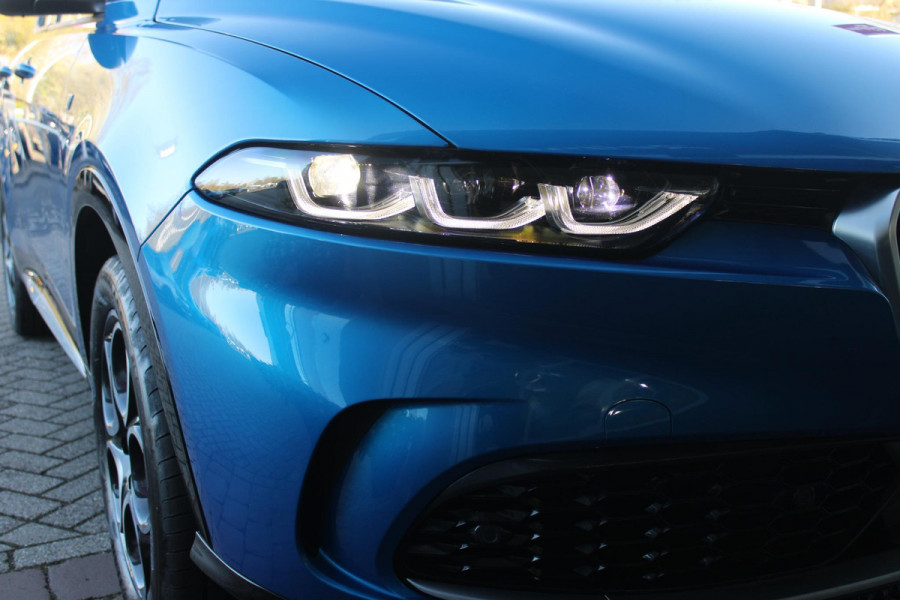 Alfa Romeo Tonale 1.3T 280PK PHEV Ti FULL LED KOPLAMPEN | WBR 18" DIAMOND CUT LICHTMETALEN VELGEN | CLIMATE CONTROL | NAVIGATIE | DRAADLOZE APPLE CARPLAY/ANDROID AUTO | ADAPTIVE CRUISE CONTROL | ELEKTRISCH BEDIENBARE ACHTERKLEP | DRAADLOZE TELEFOONLADER | KEYLESS ENTRY/START | PARKEERSENSOREN VOOR + ACHTER | ACHTERUITRIJ CAMERA |