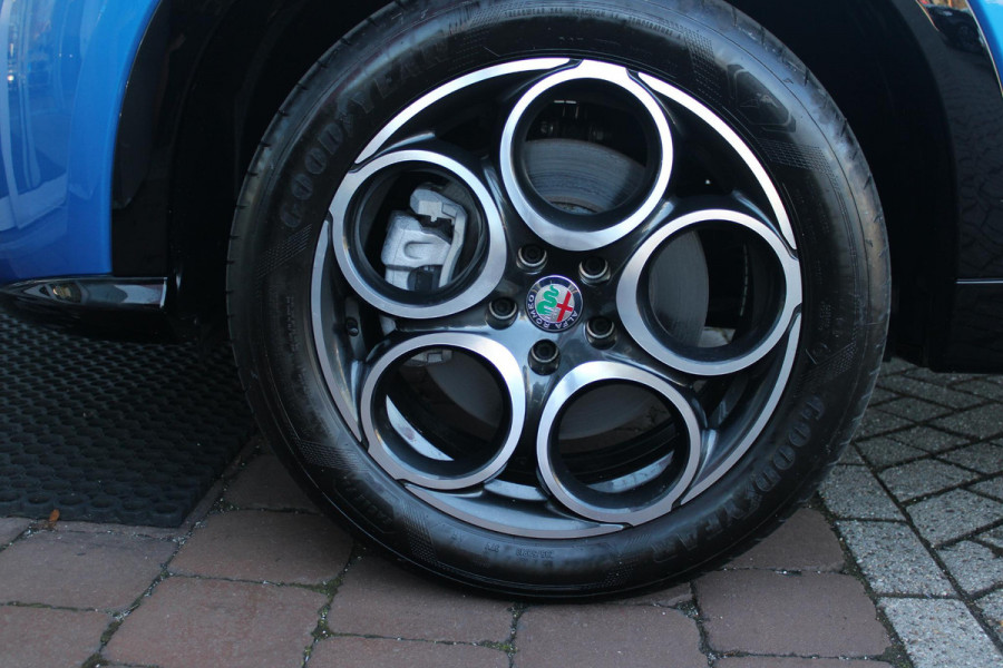 Alfa Romeo Tonale 1.3T 280PK PHEV Ti FULL LED KOPLAMPEN | WBR 18" DIAMOND CUT LICHTMETALEN VELGEN | CLIMATE CONTROL | NAVIGATIE | DRAADLOZE APPLE CARPLAY/ANDROID AUTO | ADAPTIVE CRUISE CONTROL | ELEKTRISCH BEDIENBARE ACHTERKLEP | DRAADLOZE TELEFOONLADER | KEYLESS ENTRY/START | PARKEERSENSOREN VOOR + ACHTER | ACHTERUITRIJ CAMERA |