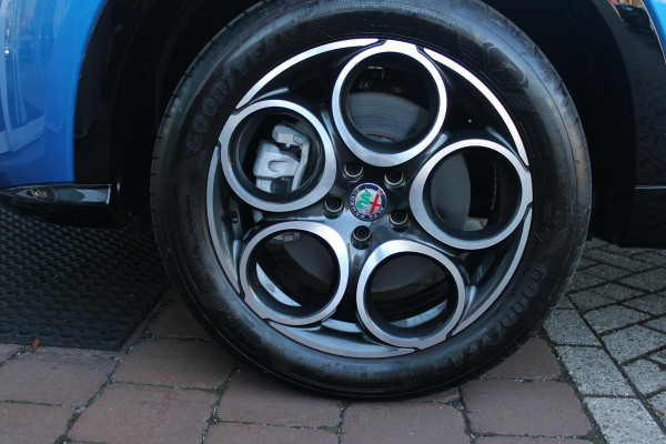 Alfa Romeo Tonale 1.3T 280PK PHEV Ti FULL LED KOPLAMPEN | WBR 18" DIAMOND CUT LICHTMETALEN VELGEN | CLIMATE CONTROL | NAVIGATIE | DRAADLOZE APPLE CARPLAY/ANDROID AUTO | ADAPTIVE CRUISE CONTROL | ELEKTRISCH BEDIENBARE ACHTERKLEP | DRAADLOZE TELEFOONLADER | KEYLESS ENTRY/START | PARKEERSENSOREN VOOR + ACHTER | ACHTERUITRIJ CAMERA |