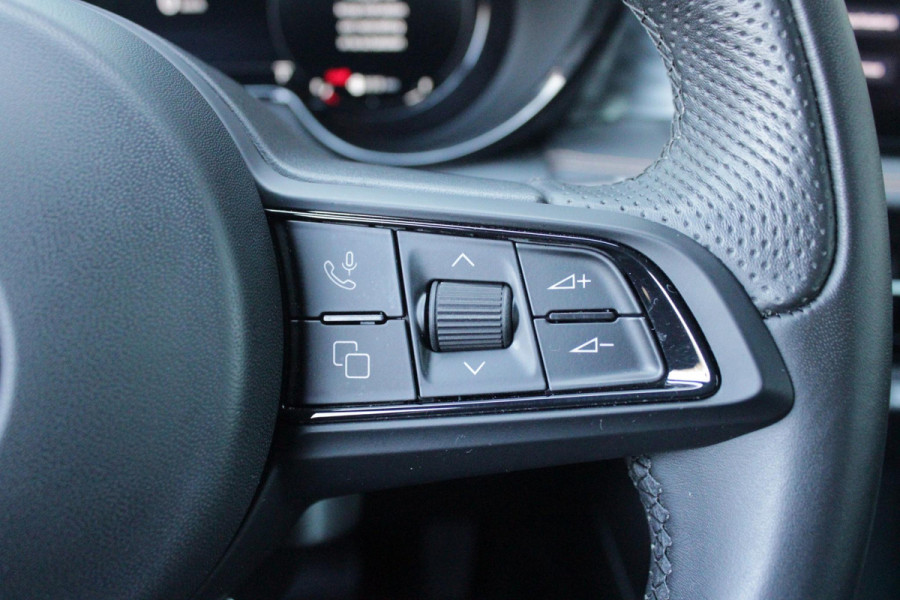 Alfa Romeo Tonale 1.3T 280PK PHEV Ti FULL LED KOPLAMPEN | WBR 18" DIAMOND CUT LICHTMETALEN VELGEN | CLIMATE CONTROL | NAVIGATIE | DRAADLOZE APPLE CARPLAY/ANDROID AUTO | ADAPTIVE CRUISE CONTROL | ELEKTRISCH BEDIENBARE ACHTERKLEP | DRAADLOZE TELEFOONLADER | KEYLESS ENTRY/START | PARKEERSENSOREN VOOR + ACHTER | ACHTERUITRIJ CAMERA |