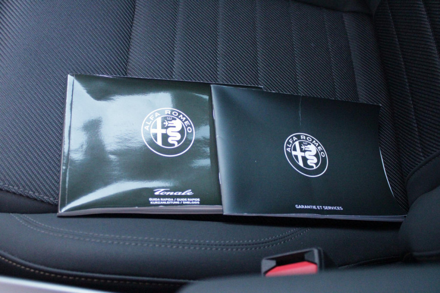 Alfa Romeo Tonale 1.3T 280PK PHEV Ti FULL LED KOPLAMPEN | WBR 18" DIAMOND CUT LICHTMETALEN VELGEN | CLIMATE CONTROL | NAVIGATIE | DRAADLOZE APPLE CARPLAY/ANDROID AUTO | ADAPTIVE CRUISE CONTROL | ELEKTRISCH BEDIENBARE ACHTERKLEP | DRAADLOZE TELEFOONLADER | KEYLESS ENTRY/START | PARKEERSENSOREN VOOR + ACHTER | ACHTERUITRIJ CAMERA |