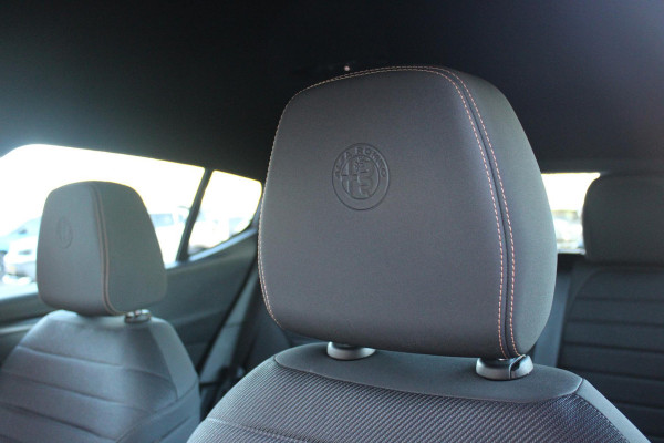 Alfa Romeo Tonale 1.3T 280PK PHEV Ti FULL LED KOPLAMPEN | WBR 18" DIAMOND CUT LICHTMETALEN VELGEN | CLIMATE CONTROL | NAVIGATIE | DRAADLOZE APPLE CARPLAY/ANDROID AUTO | ADAPTIVE CRUISE CONTROL | ELEKTRISCH BEDIENBARE ACHTERKLEP | DRAADLOZE TELEFOONLADER | KEYLESS ENTRY/START | PARKEERSENSOREN VOOR + ACHTER | ACHTERUITRIJ CAMERA |