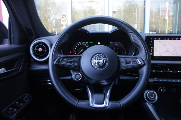 Alfa Romeo Tonale 1.3T 280PK PHEV Ti FULL LED KOPLAMPEN | WBR 18" DIAMOND CUT LICHTMETALEN VELGEN | CLIMATE CONTROL | NAVIGATIE | DRAADLOZE APPLE CARPLAY/ANDROID AUTO | ADAPTIVE CRUISE CONTROL | ELEKTRISCH BEDIENBARE ACHTERKLEP | DRAADLOZE TELEFOONLADER | KEYLESS ENTRY/START | PARKEERSENSOREN VOOR + ACHTER | ACHTERUITRIJ CAMERA |