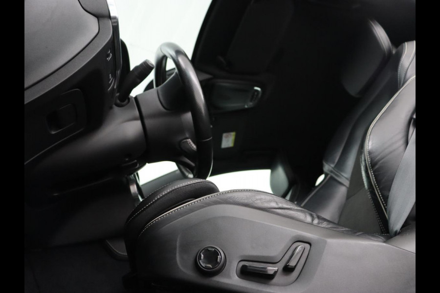 Volvo V90 2.0 T4 R-Design | Trekhaak | Leder/Alcantara | Stoelverwarming | Adaptive cruise | Camera | Carplay | Keyless | Side Assist | Navigatie | Climate control | Sportstoelen | Getint glas