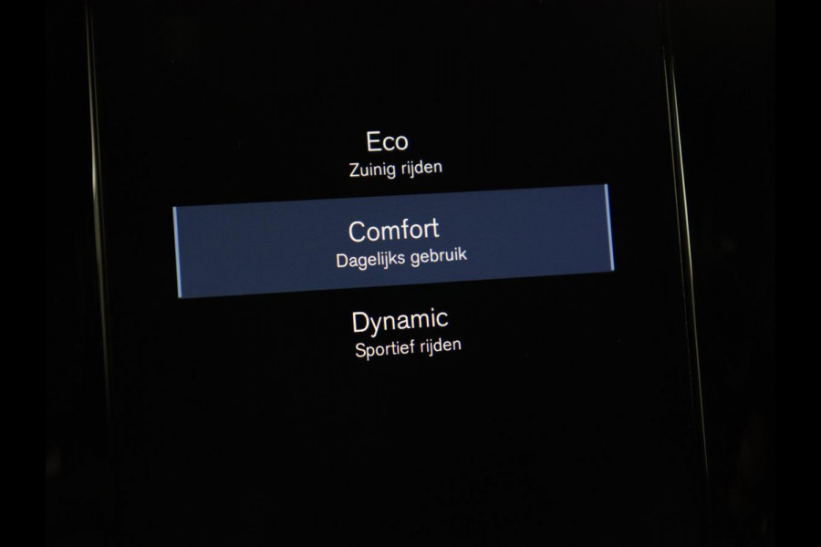 Volvo V90 2.0 T4 R-Design | Trekhaak | Leder/Alcantara | Stoelverwarming | Adaptive cruise | Camera | Carplay | Keyless | Side Assist | Navigatie | Climate control | Sportstoelen | Getint glas