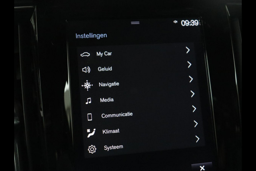 Volvo V90 2.0 T4 R-Design | Trekhaak | Leder/Alcantara | Stoelverwarming | Adaptive cruise | Camera | Carplay | Keyless | Side Assist | Navigatie | Climate control | Sportstoelen | Getint glas
