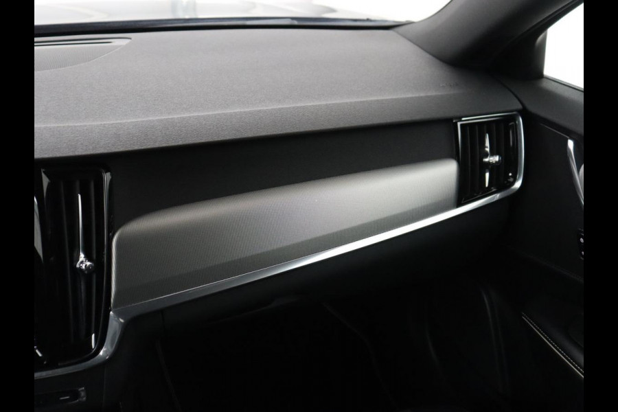 Volvo V90 2.0 T4 R-Design | Trekhaak | Leder/Alcantara | Stoelverwarming | Adaptive cruise | Camera | Carplay | Keyless | Side Assist | Navigatie | Climate control | Sportstoelen | Getint glas
