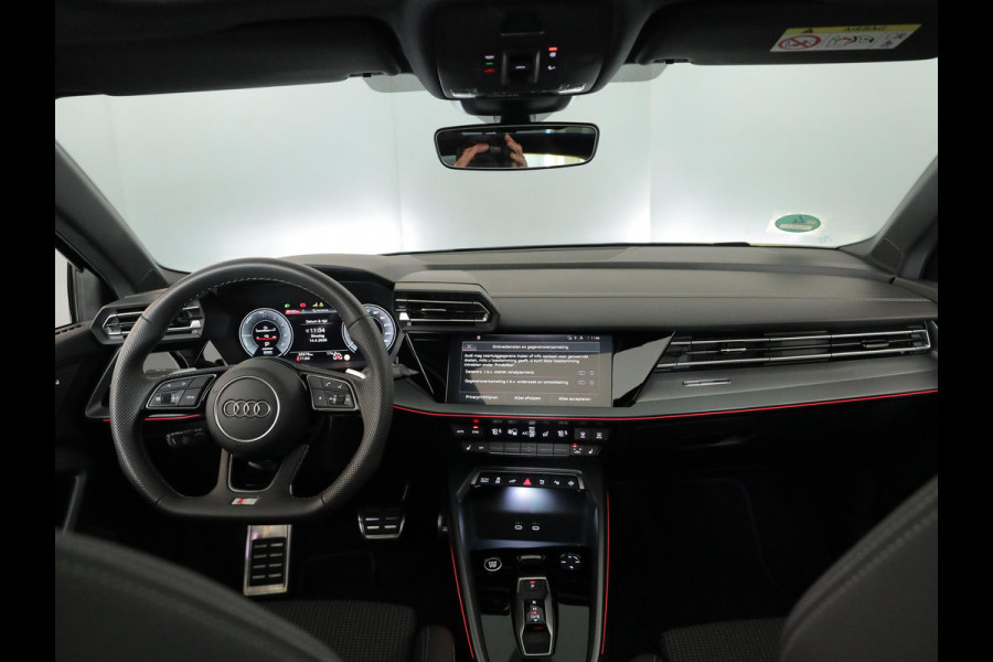 Audi A3 Sportback 45 TFSI e S edition Competition | Panoramadak | Camera | Stoelverwarming |