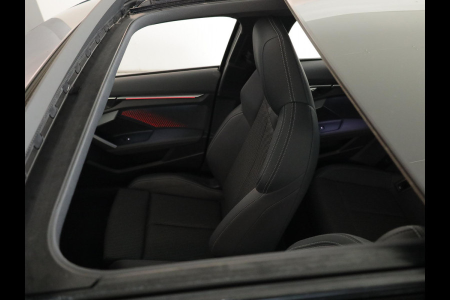 Audi A3 Sportback 45 TFSI e S edition Competition | Panoramadak | Camera | Stoelverwarming |