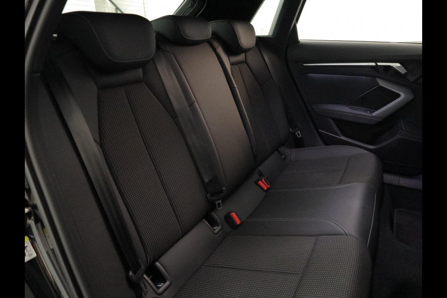 Audi A3 Sportback 45 TFSI e S edition Competition | Panoramadak | Camera | Stoelverwarming |