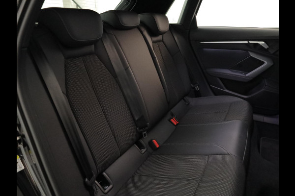 Audi A3 Sportback 45 TFSI e S edition Competition | Panoramadak | Camera | Stoelverwarming |