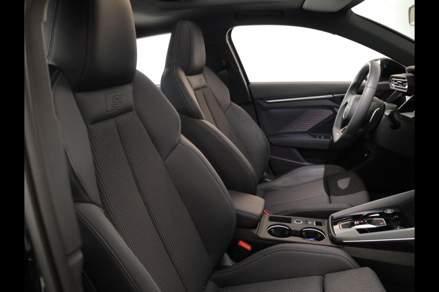 Audi A3 Sportback 45 TFSI e S edition Competition | Panoramadak | Camera | Stoelverwarming |