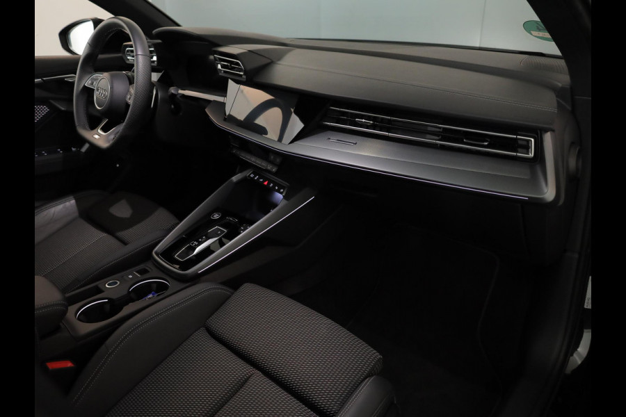 Audi A3 Sportback 45 TFSI e S edition Competition | Panoramadak | Camera | Stoelverwarming |