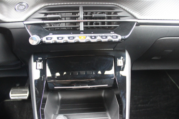 Peugeot 2008 1.2 Hybrid 145PK GT | FULL LED KOPLAMPEN | DRAADLOZE APPLE CARPLAY/ANDROID AUTO | ADAPTIVE CRUISE CONTROL | CAMERA VOOR + ACHTER | CLIMATE CONTROL | LICHTMETALEN VELGEN 17" | KEYLESS ENTRY/START | DAB+ RADIO | DODEHOEK DETECTIE | PARKEERSENSOREN VOOR + ACHTER |