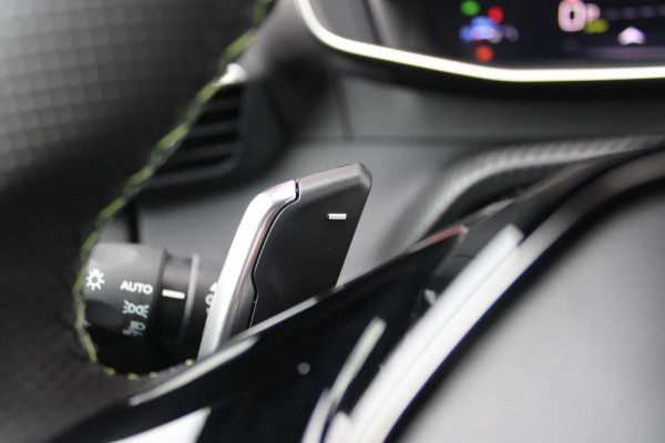 Peugeot 2008 1.2 Hybrid 145PK GT | FULL LED KOPLAMPEN | DRAADLOZE APPLE CARPLAY/ANDROID AUTO | ADAPTIVE CRUISE CONTROL | CAMERA VOOR + ACHTER | CLIMATE CONTROL | LICHTMETALEN VELGEN 17" | KEYLESS ENTRY/START | DAB+ RADIO | DODEHOEK DETECTIE | PARKEERSENSOREN VOOR + ACHTER |