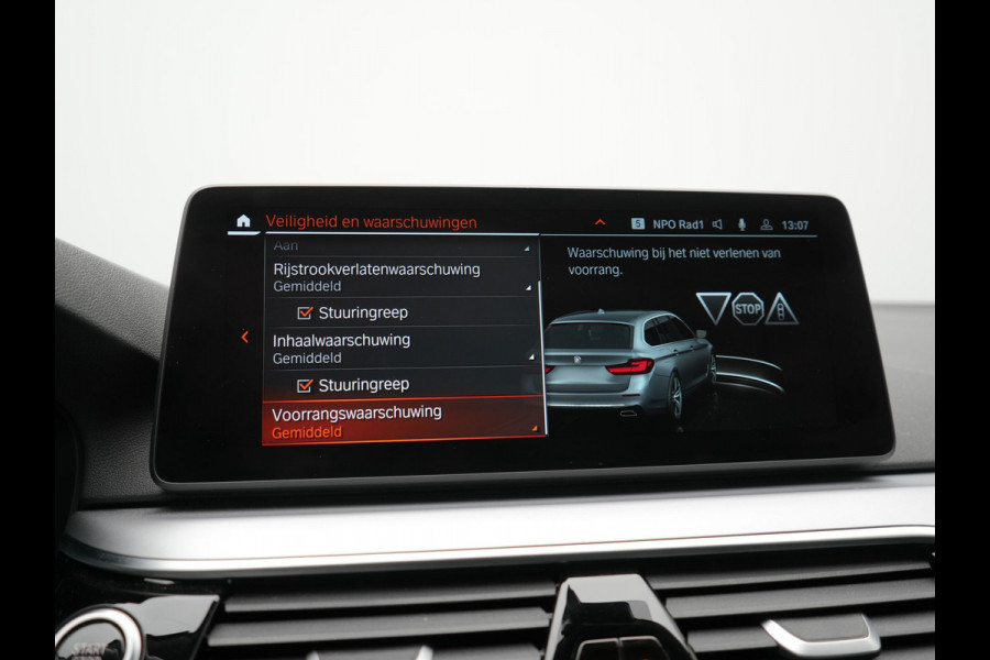 BMW 5 Serie Touring 530e Business Edition Plus PHEV 293pk Dealer O.H. | Trekhaak Af Fabriek | Adaptive Cruise | 360 Camera | Lederen Comfortzetels Verwarmd | Blis | Apple Carplay | Hifi Audio | 19"L.M | Plug In Hybrid |