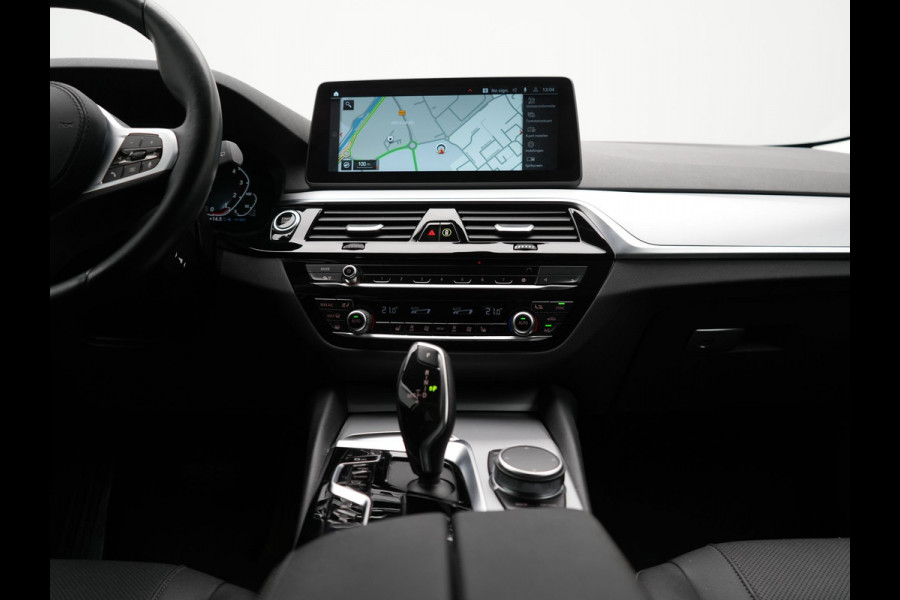 BMW 5 Serie Touring 530e Business Edition Plus PHEV 293pk Dealer O.H. | Trekhaak Af Fabriek | Adaptive Cruise | 360 Camera | Lederen Comfortzetels Verwarmd | Blis | Apple Carplay | Hifi Audio | 19"L.M | Plug In Hybrid |