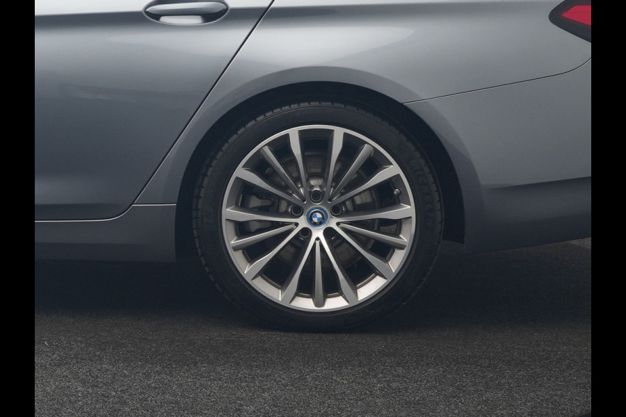 BMW 5 Serie Touring 530e Business Edition Plus PHEV 293pk Dealer O.H. | Trekhaak Af Fabriek | Adaptive Cruise | 360 Camera | Lederen Comfortzetels Verwarmd | Blis | Apple Carplay | Hifi Audio | 19"L.M | Plug In Hybrid |