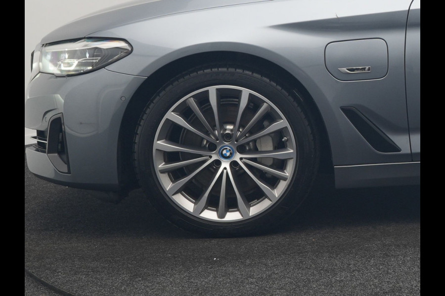 BMW 5 Serie Touring 530e Business Edition Plus PHEV 293pk Dealer O.H. | Trekhaak Af Fabriek | Adaptive Cruise | 360 Camera | Lederen Comfortzetels Verwarmd | Blis | Apple Carplay | Hifi Audio | 19"L.M | Plug In Hybrid |