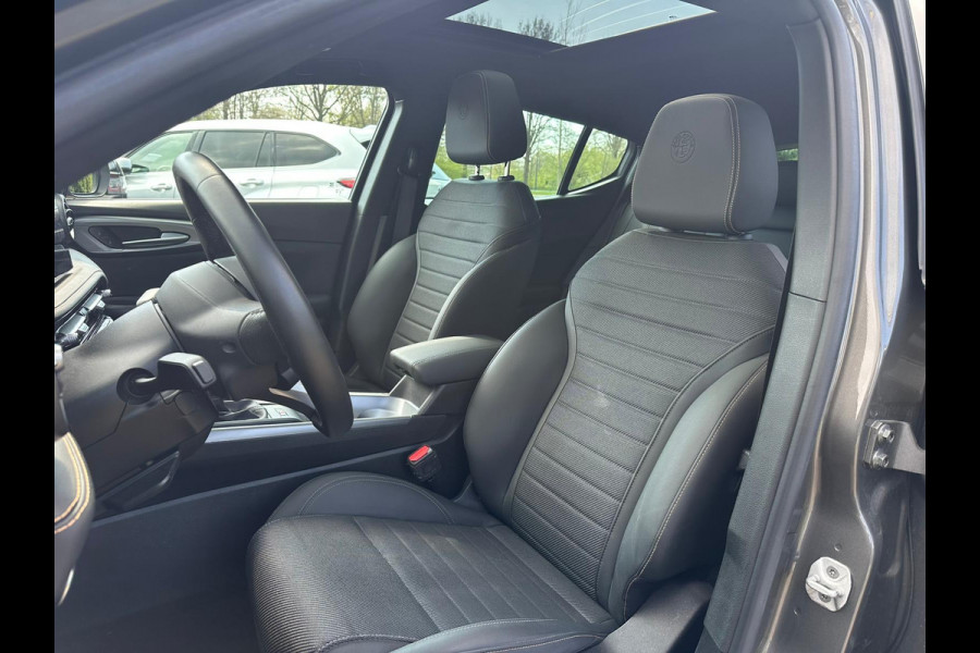 Alfa Romeo Tonale 1.3T PHEV Ti | 360 graden camera | Panoramadak | Stoelverwarming | Navigatiesysteem | Adaptive cruise control | Camera