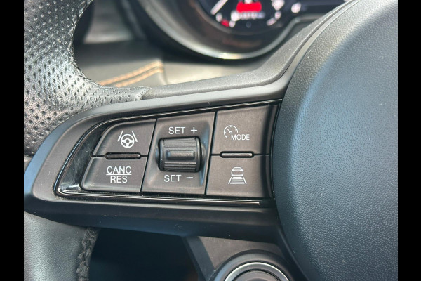 Alfa Romeo Tonale 1.3T PHEV Ti | 360 graden camera | Panoramadak | Stoelverwarming | Navigatiesysteem | Adaptive cruise control | Camera