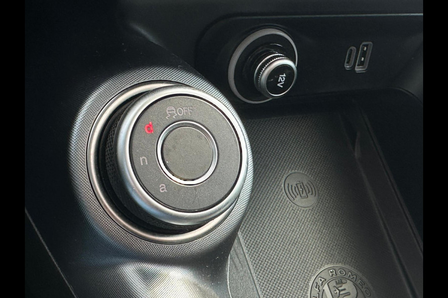 Alfa Romeo Tonale 1.3T PHEV Ti | 360 graden camera | Panoramadak | Stoelverwarming | Navigatiesysteem | Adaptive cruise control | Camera