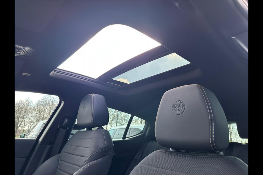 Alfa Romeo Tonale 1.3T PHEV Ti | 360 graden camera | Panoramadak | Stoelverwarming | Navigatiesysteem | Adaptive cruise control | Camera