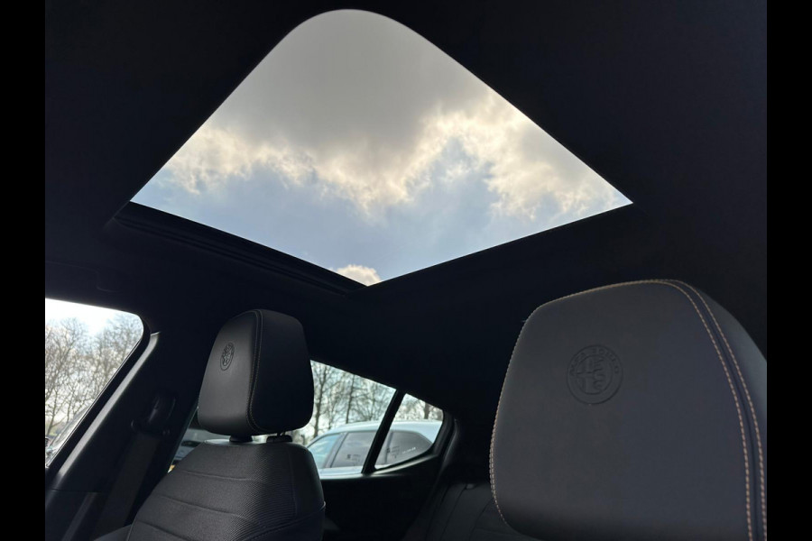 Alfa Romeo Tonale 1.3T PHEV Ti | 360 graden camera | Panoramadak | Stoelverwarming | Navigatiesysteem | Adaptive cruise control | Camera