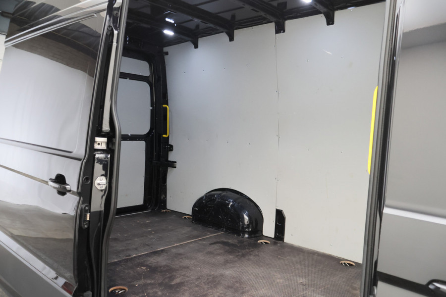 Volkswagen Crafter 35 2.0 TDI DSG L3H3 3-Zits, Camera, Apple Carplay, Trekhaak, PDC