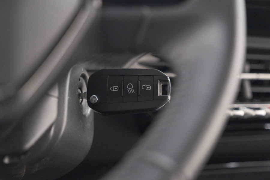 Peugeot 2008 Hybrid 136 e-DCS6 Style | Apple Carplay | Parkeersensoren | Climate control