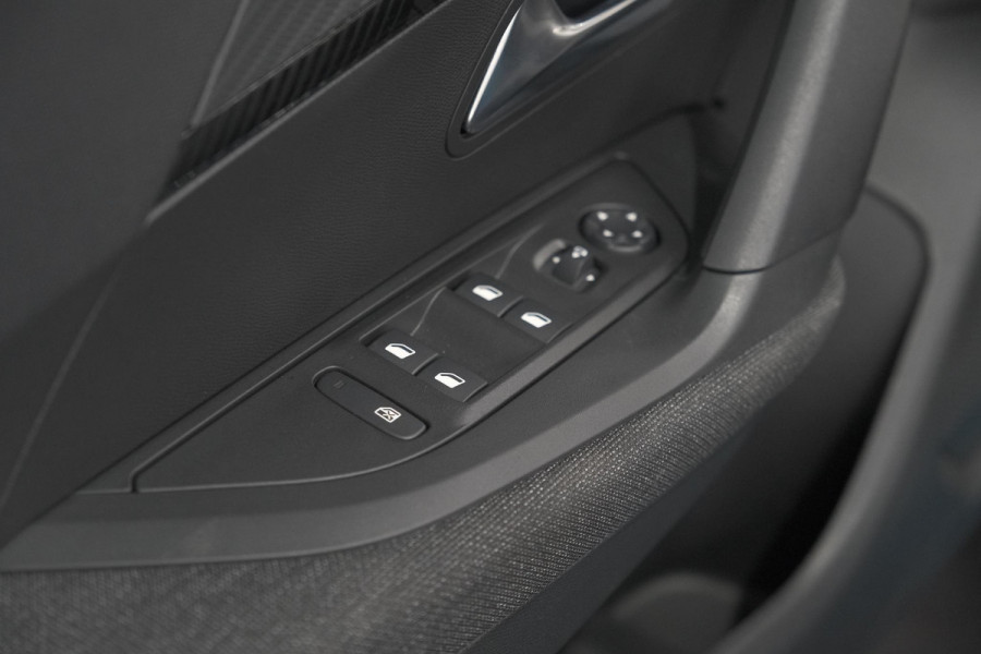 Peugeot 2008 Hybrid 136 e-DCS6 Style | Apple Carplay | Parkeersensoren | Climate control
