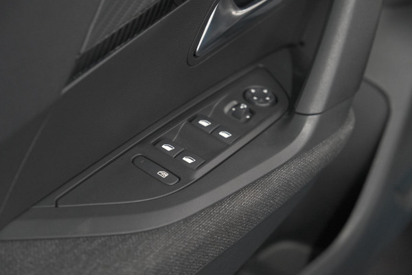 Peugeot 2008 Hybrid 136 e-DCS6 Style | Apple Carplay | Parkeersensoren | Climate control