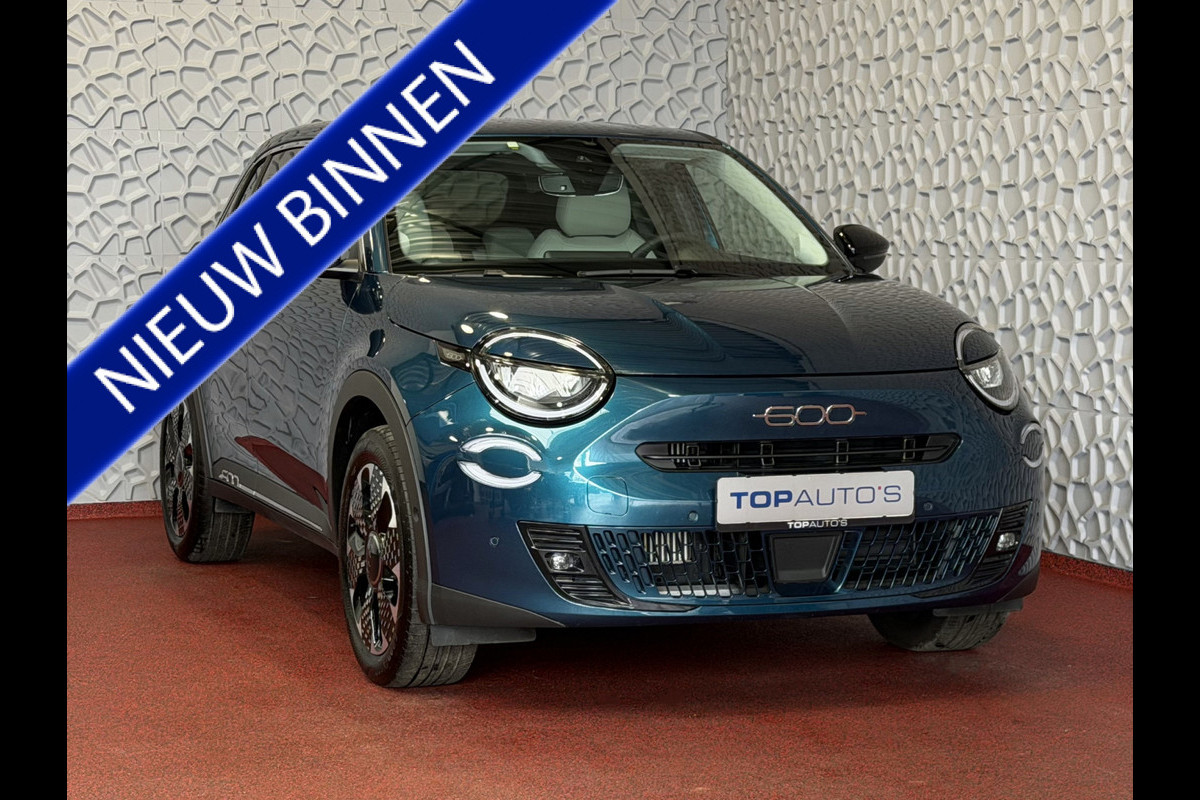 Fiat 600 1.2 HYBRID LA PRIMA CAMERA CARPLAY ADAP.CRUISE STOELVERW. ELEK.KLEP LEER MASSAGE ELEK.STOEL 18''LMV ✅ Top Auto Fiat Wijchen , 30 Jaar ervaring in Fiat , Wij leveren de : Icon / La Prima / Pop / Sport . Urban / Benzine / Hybrid . Met Fabrieksgarantie ✅