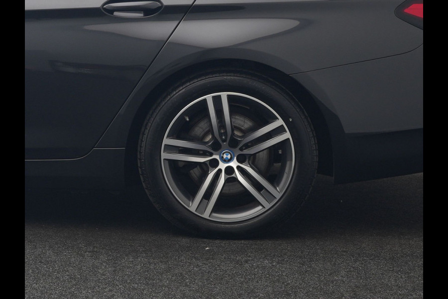 BMW 5 Serie Touring 530e High Executive PHEV 293pk Dealer O.H. Achteras besturing | Trekhaak Af Fabriek | Adaptive Cruise | Camera | Lederen Sportstoelen Memory & Verwarmd | Sfeerverlichting | Stuur Verwarmd | Blis | Apple Carplay | Navigatie | DAB |