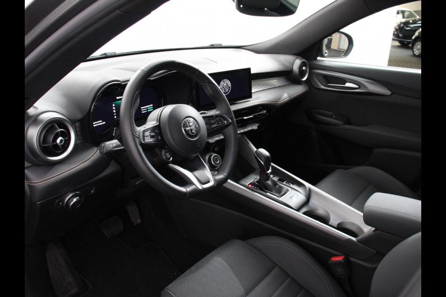 Alfa Romeo Tonale 1.3T PHEV Ti Automaat 280 PK Climate control Adaptieve cruise control Parkeersensoren achter Camera Sfeerverlichting Navigatie Apple Carplay/ Android Auto